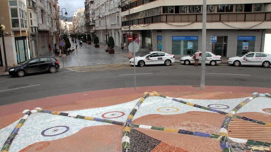 En el entorno de la parada de taxi se piensa ubicar la réplica de la Puerta de Madrid.