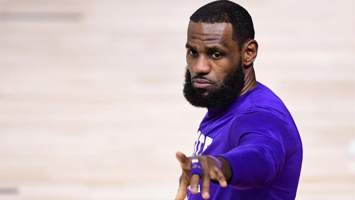 Los agentes de la NBA acusan de LeBron de realizar su tarea de manera ilegal