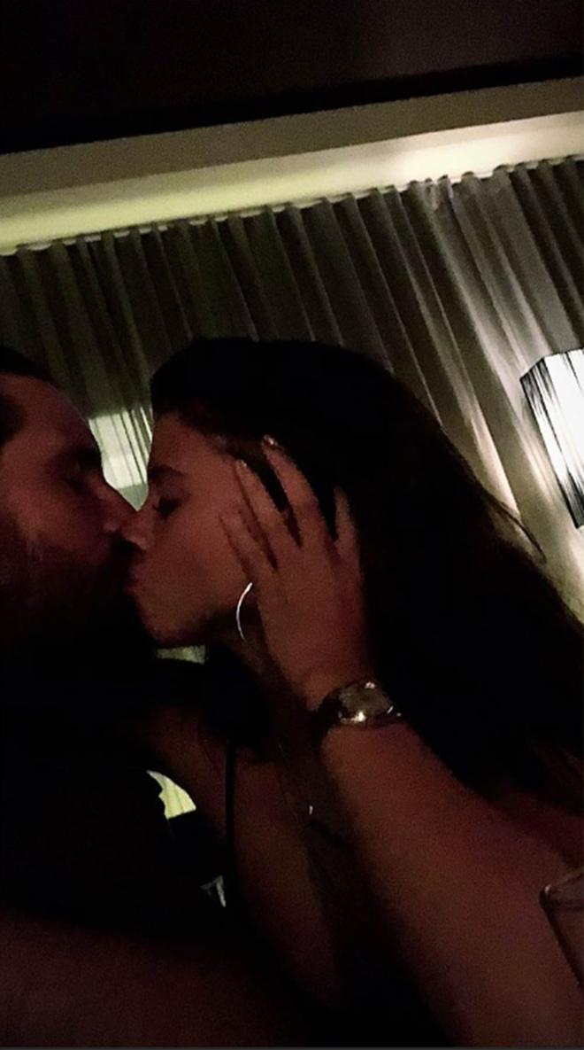 Scott Disick y Sofia Richie besándose por el cumpleaños de él