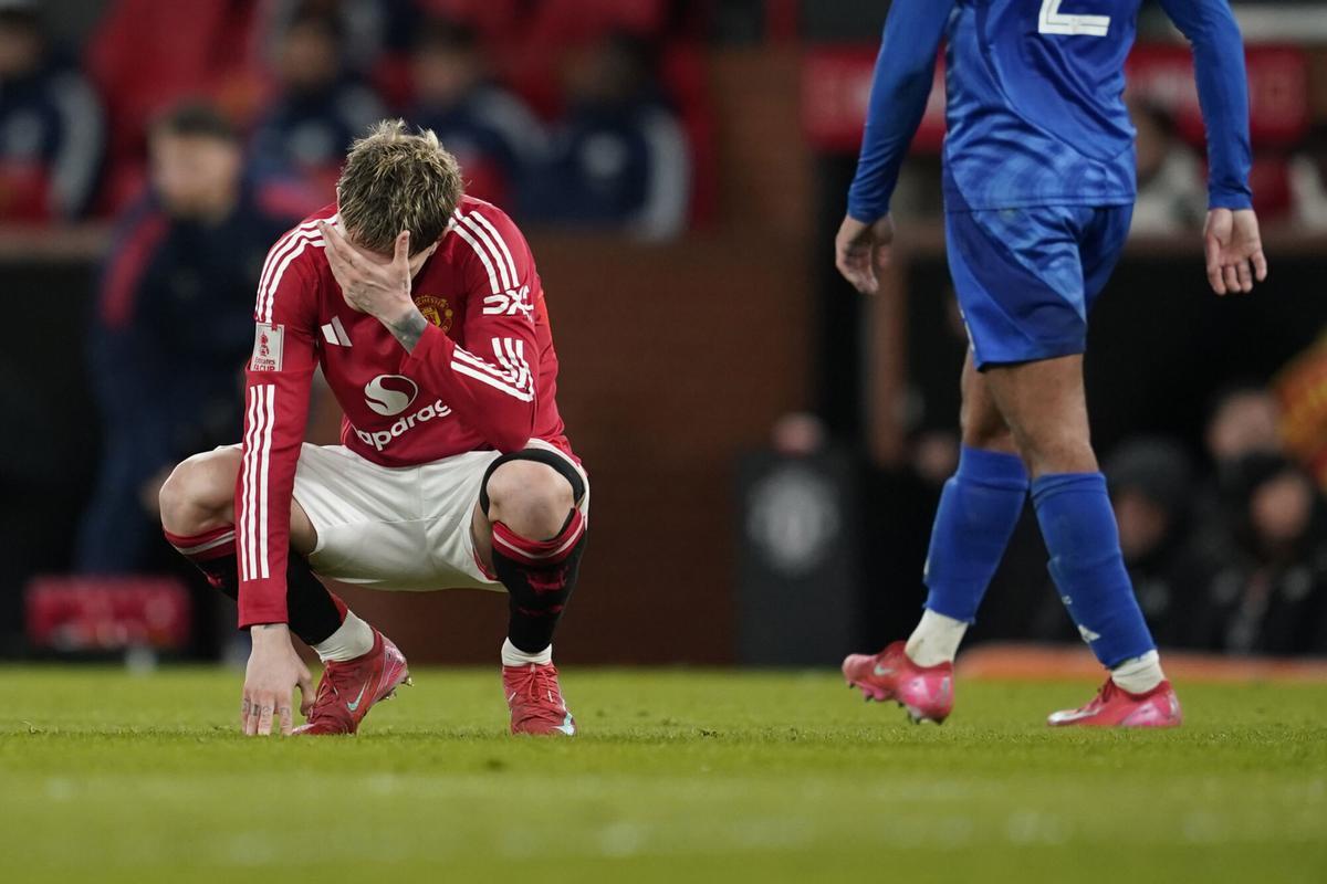 Manchester United's Alejandro Garnacho reacts during the English FA Cup fourth round soccer match between Manchester United and Leicester City at the Old Trafford stadium in Manchester, England, Friday, Feb. 7, 2025. (AP Photo/Dave Thompson)