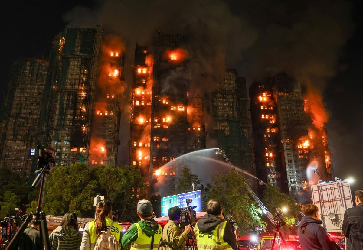 Almenys 36 morts al cremar tres blocs a Hong Kong