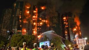 Almenys 36 morts al cremar tres blocs a Hong Kong