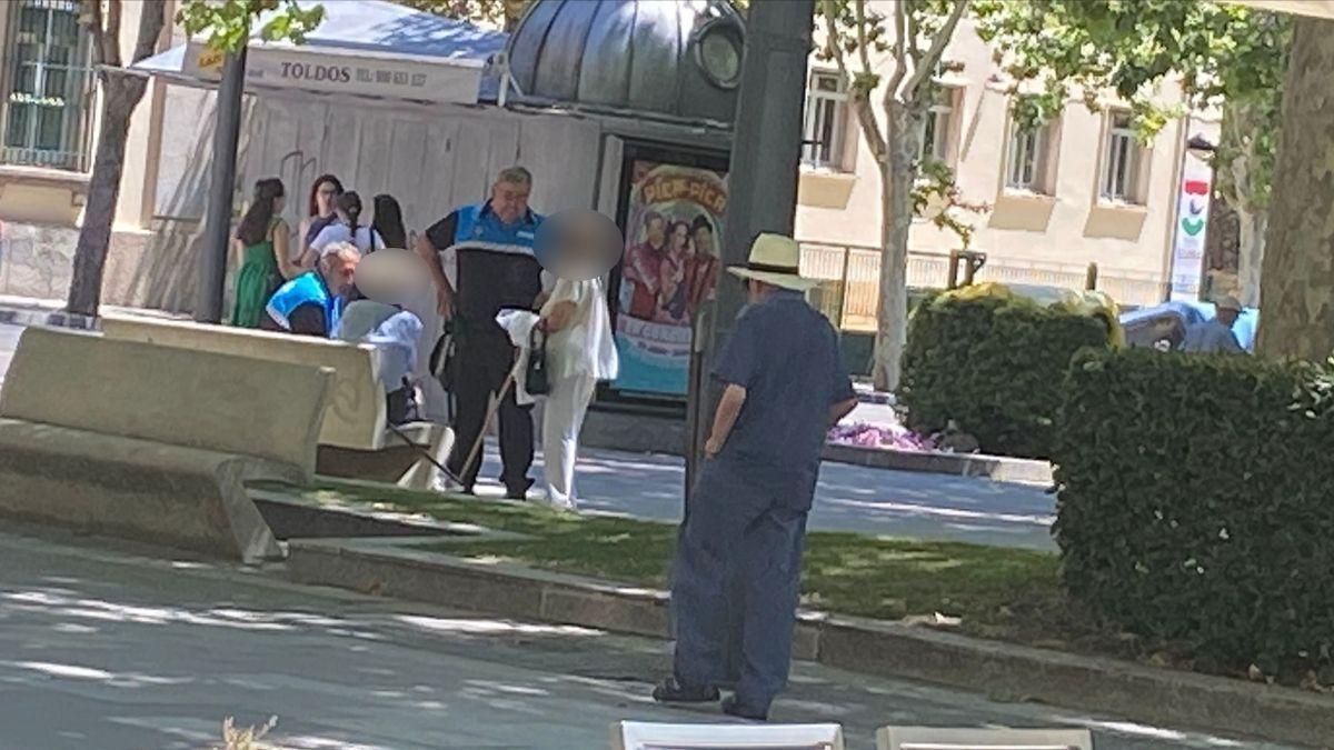 La Policia Municipal de Zamora conversant amb la parella d&#039;ancians