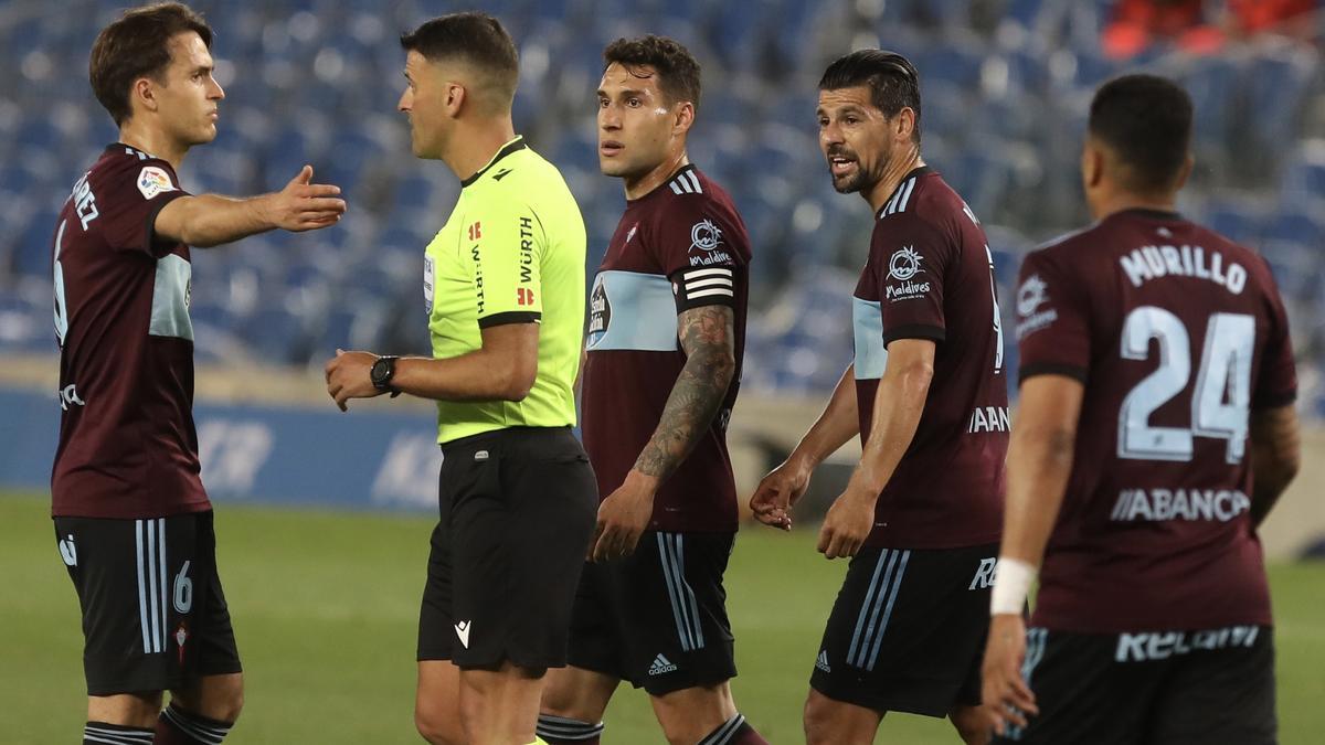 Los jugadores del Celta hablan con Gil Manzano.