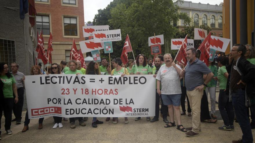 Protesta en La Merced aprovechando el debate de LA OPINIÓN con los candidatos