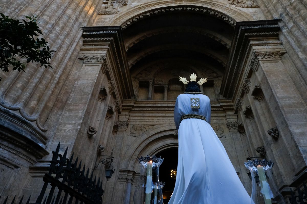 Madrugada de traslados para la veneración 'El Verbo Encarnado' en la Catedral