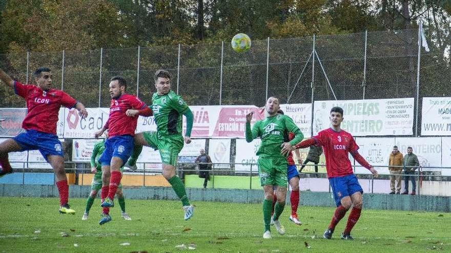 Los jugadores del Choco defienden un balón parado, ayer en el campo de Espiñedo. // Carlos Peteiro