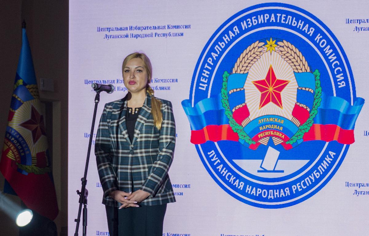 Luhansk (Ukraine), 23/09/2022.- Chairman of the Central Election Commission (CEC) of the LPR, Elena Kravchenko, speaks during a briefing in the Central Election Commission of the Luhansk People’s Republic in Luhansk, Ukraine, 23 September 2022. From September 23 to 27, residents of the Donetsk People’s Republic, Luhansk People’s Republic, Kherson and Zaporizhzhia regions will vote in a referendum on joining the Russian Federation. Russian President Vladimir Putin said that the Russian Federation will ensure security at referendums in the DPR, LPR, Zaporizhzhia and Kherson regions and support their results. (Rusia, Ucrania) EFE/EPA/STRINGER