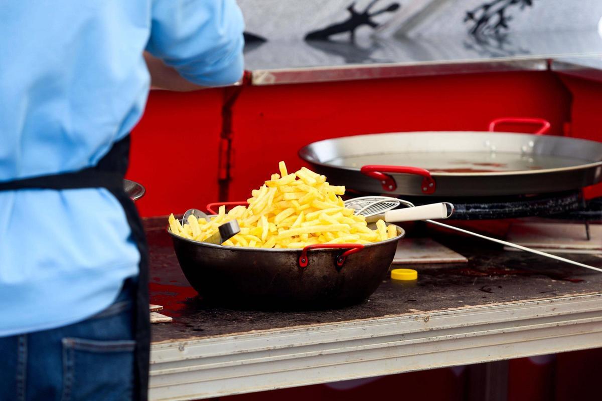 Comida popular 'Té ous sa colla' en Sant Josep