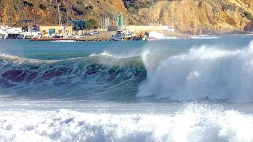 El primer temporal del invierno deja olas de tres metros y desfigura playas de Dénia y Xàbia