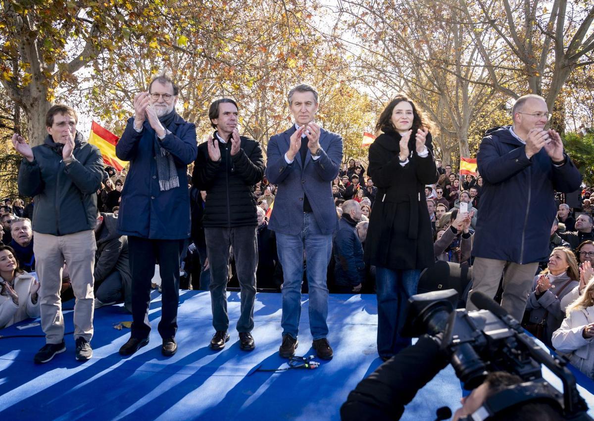 Feijóo clama pel final de Sánchez davant desenes de milers de persones