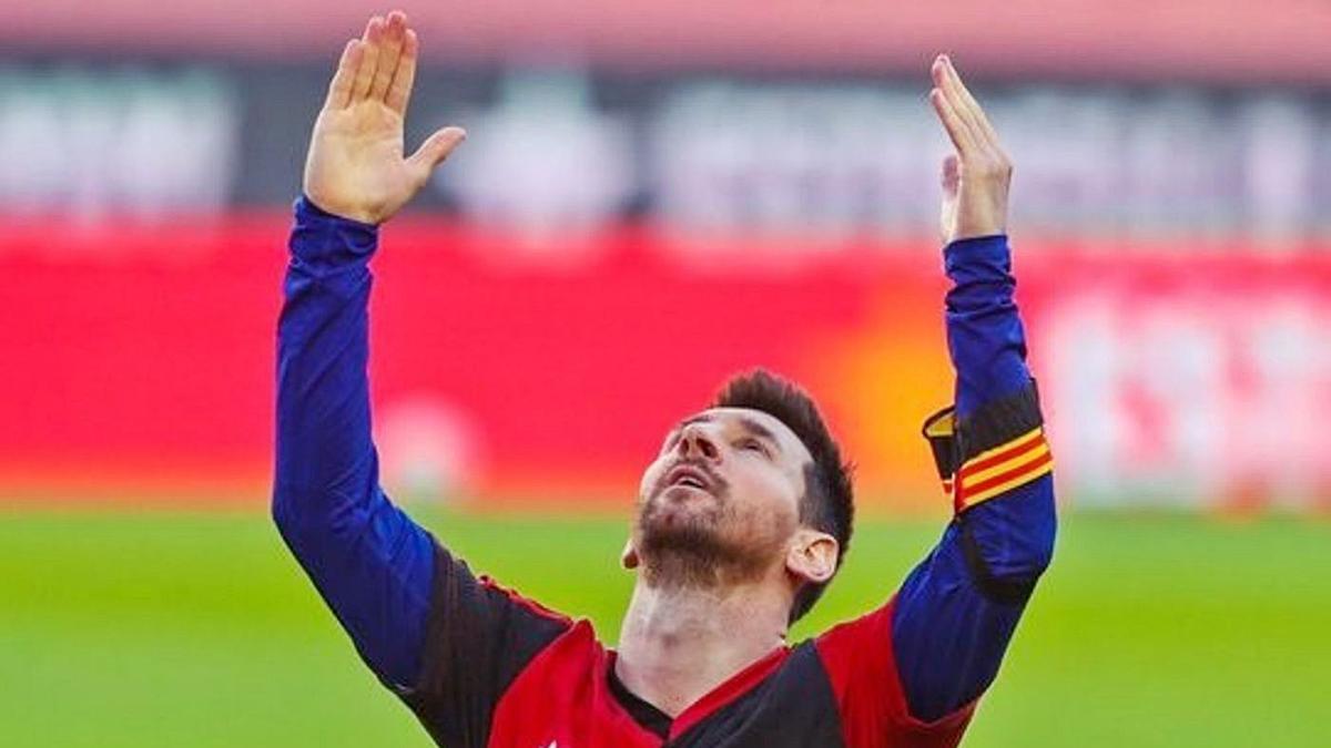 Messi, con la camiseta de Newell’s, alza las manos al cielo para homenajear a Maradona tras marcar. |  // EP