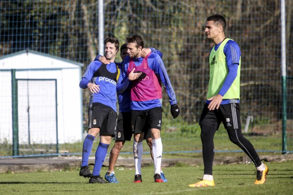 Entrenamiento del Real Oviedo a puerta abierta en El Requexón