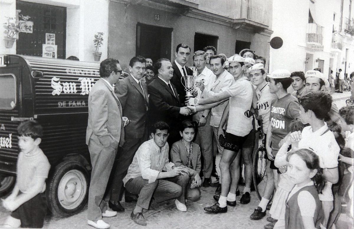 En la entrega de un trofeo en una carrera ciclista.