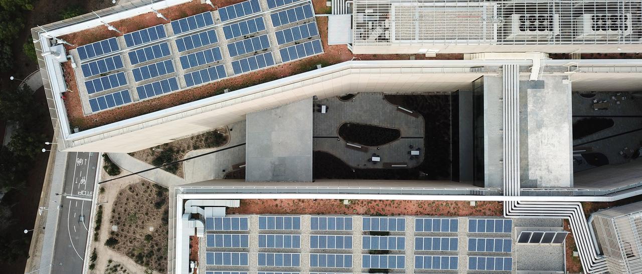 Paneles solares en la azotea de un edificio.