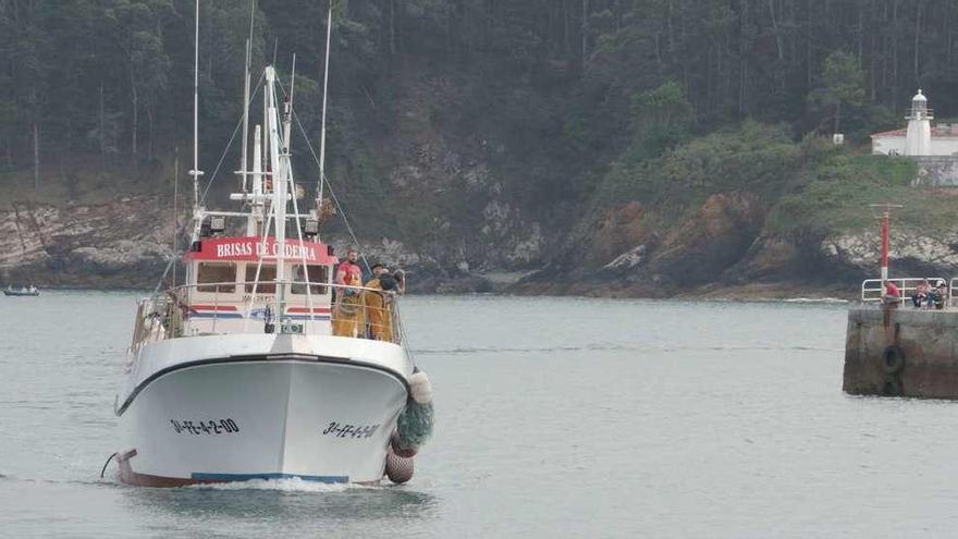 O barco &quot;Brisas de Cedeira&quot;. No círculo, X.H. Rivadulla Corcón có patrón Ángel González.