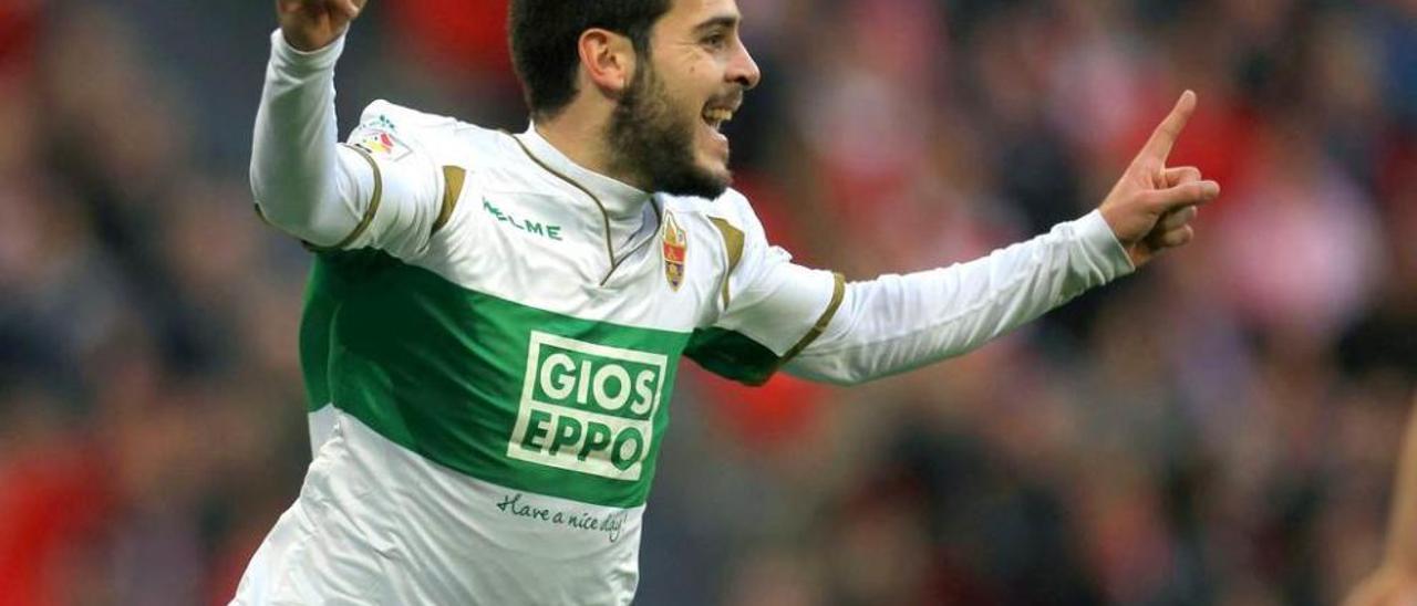 Víctor Rodríguez celebra un gol con el Elche.