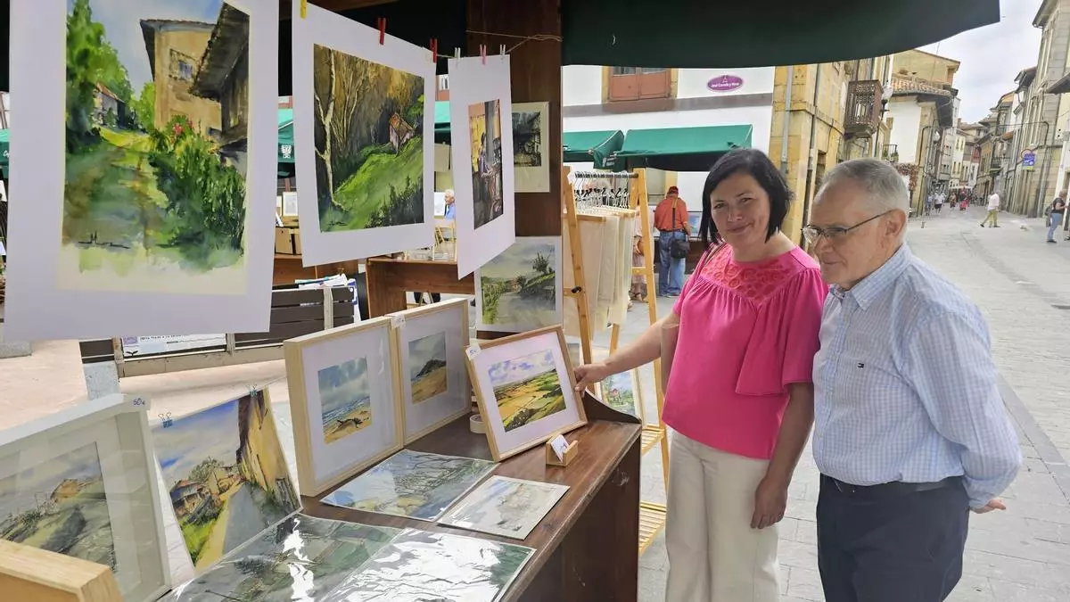 Villaviciosa llena de arte el casco histórico con la VII Feria de la Acuarela: mucho público en una cita que se prolonga todo el fin de semana