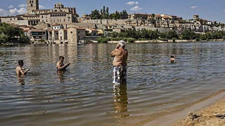 Usuarios bañándose en la playa de Los Pelambres este verano.