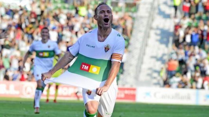 Nino celebra un gol, en un partido con el Elche.