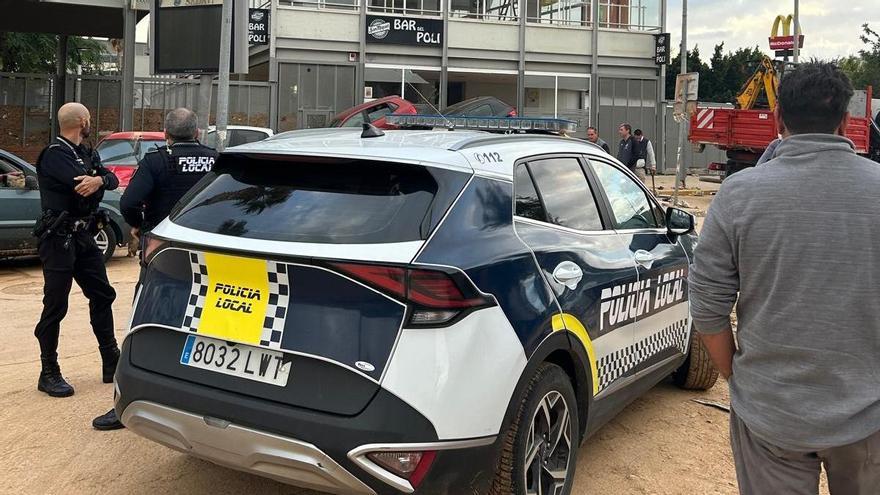 El jefe de la Policía Local de Montanejos y un agente ayudaron a los compañeros de la Policía de Sedaví en el control del tráfico y acceso a las zonas afectadas por la DANA.