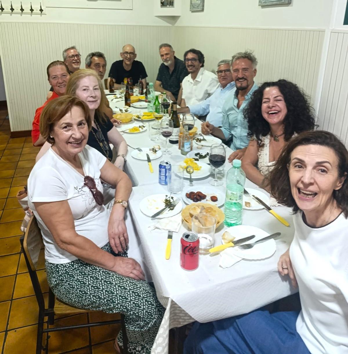 Celebración del grupo en el San Amaro junto a antiguos compañeros.