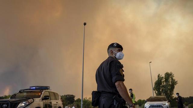 La fumarada causada per l’incendi forestal a Cenicientos, a Madrid, ahir. | DANIEL GONZÁLEZ / EFE