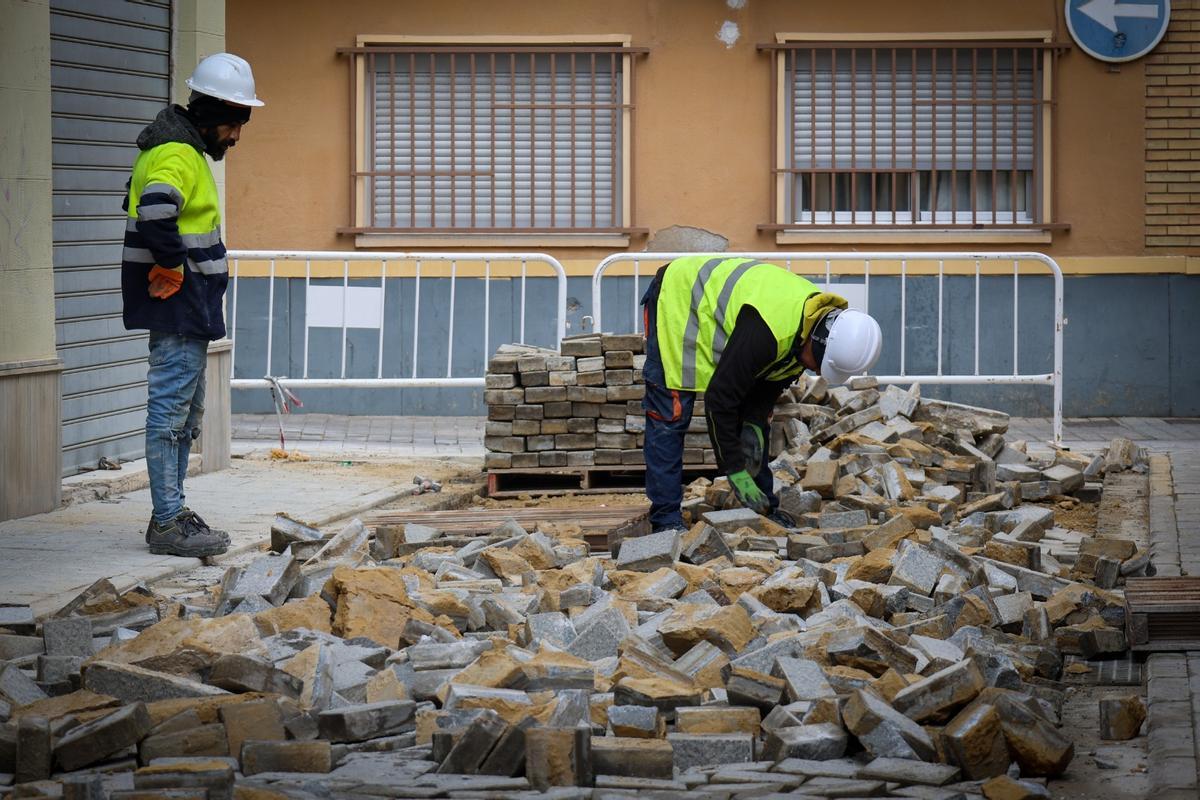 Obras en la calle Reyes Católicos de Torrent.