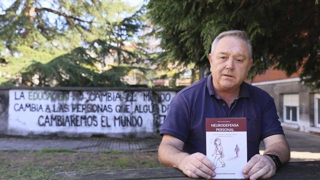 Joaquín Muñiz, con su libro «Neurodefensa personal. Pedagogía científica de la autoprotección». |