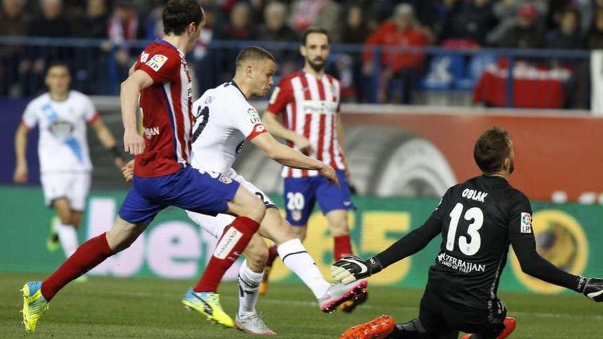 El uruguayo Jonathan Rodríguez, ante el meta Oblak anoche en el Vicente Calderón.