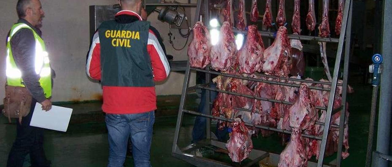 Una de las inspecciones de la Guardia Civil durante la Operación Cuatre. // FdV