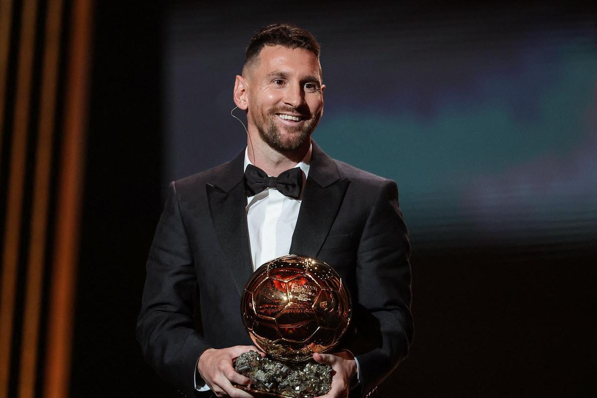 Leo Messi se deshizo en elogios hacia el Barça al recoger su octavo Balón de Oro