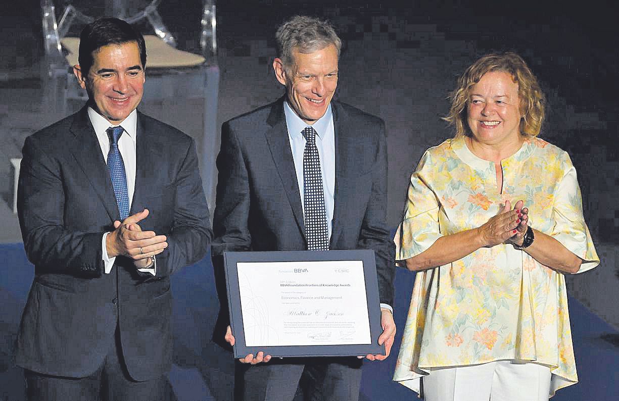 El presidente de BBVA, Carlos Torres, entrega el Premio Fundación BBVA Fronteras del Conocimiento en Economía y Finanzas, en su XIV edición, al matemático o estadounidense Matthew Jackson