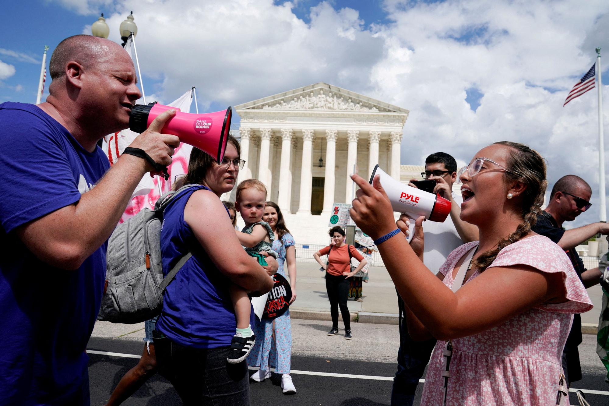 Activistas a favor y en contra del aborto protestan frente al Tribunal Supremo de Estados Unidos.