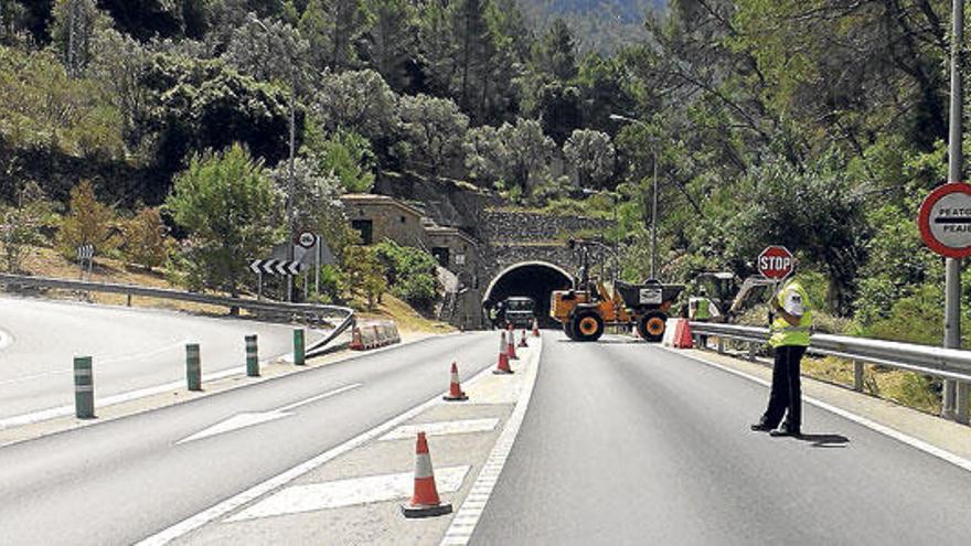 Los operarios realizan obras en el túnel.