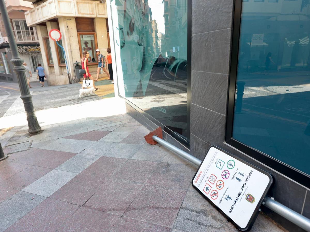 Señal arrancada de cuajo entre las calles Jerusalén y San Francisco.