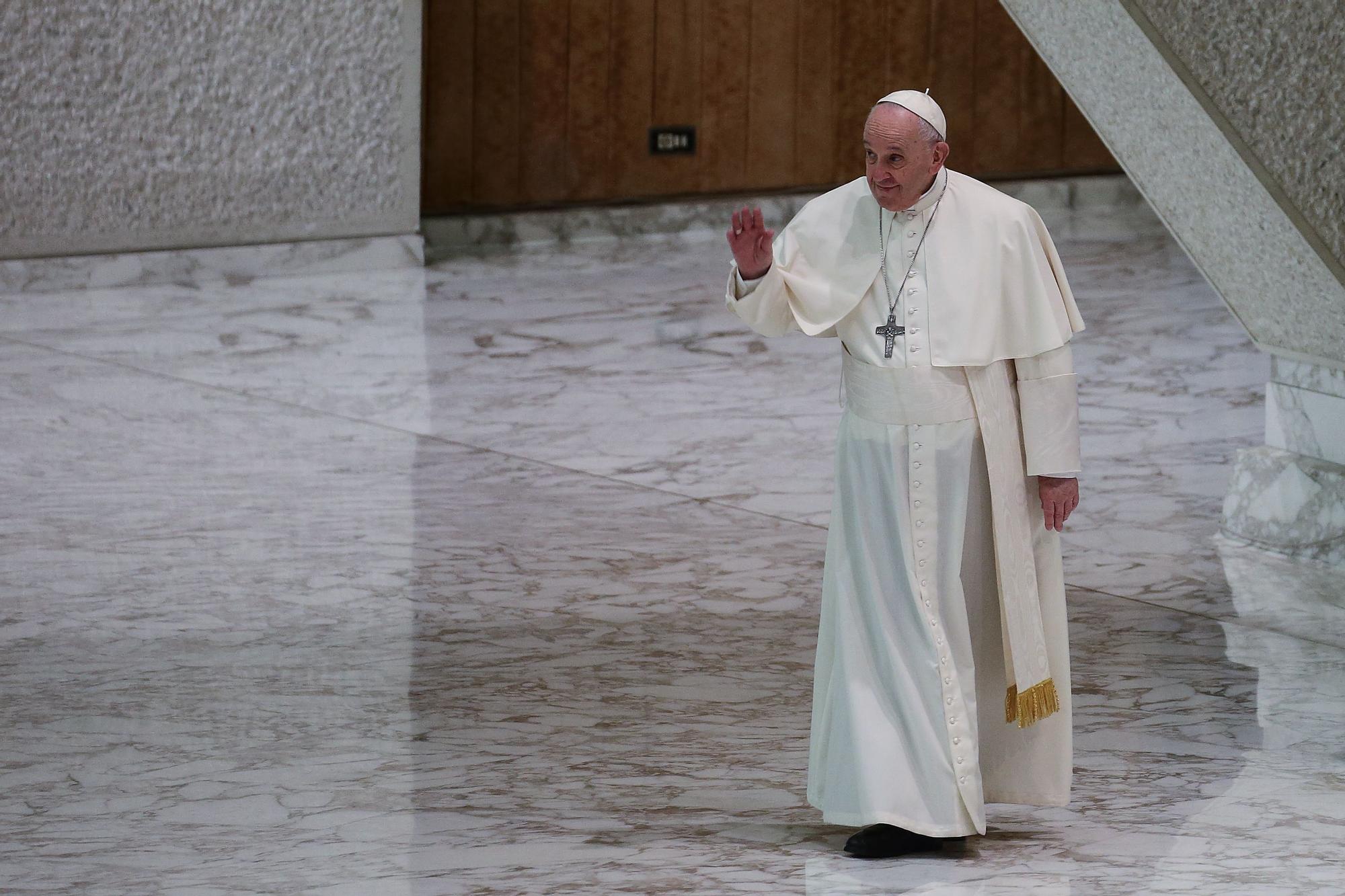 El Papa Francisco saluda durante su audiencia en el Vaticano