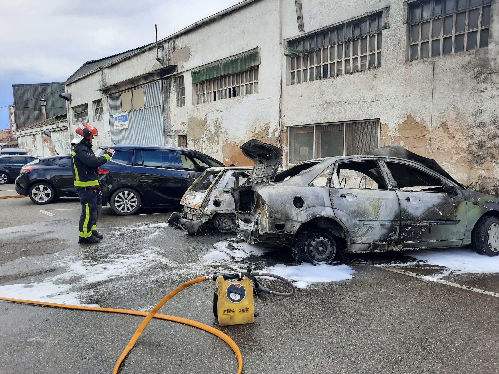 En imágenes: arden cuatro coches en un incendio en Gijón