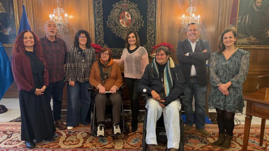 De izquierda a derecha, Ana Solís, Agustín Medina, Lucía Fernández, Mercedes Vieites, Yolanda Alonso, Jesús Nicolás Martín, Pelayo García y Ana Suárez. | LNE