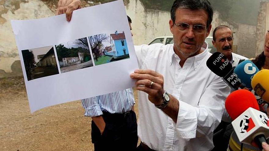 El alcalde de Alcoy, Jorge Sedano, presentando el proyecto del hotel de la Font Roja