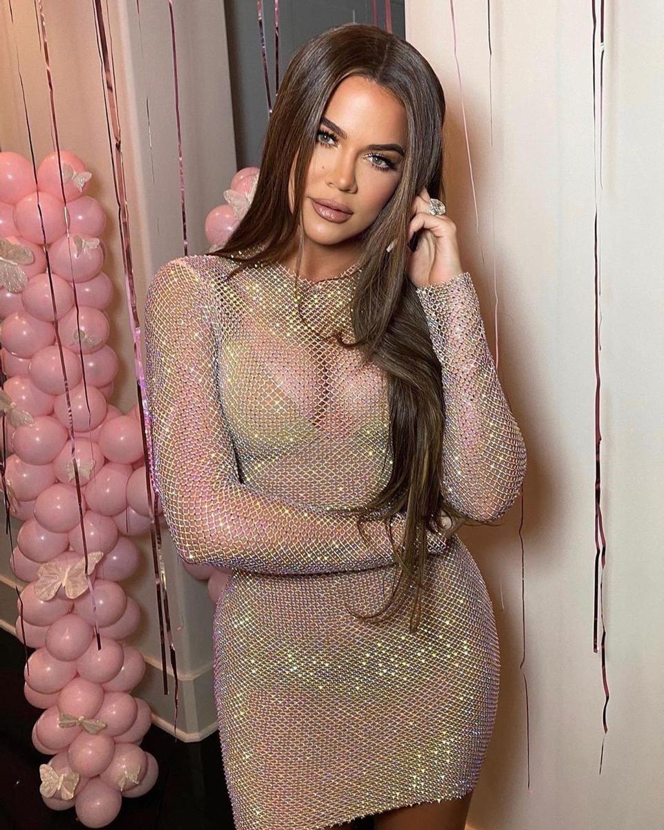 Khloe Kardashian luce un gran anillo sospechoso en su cumpleaños