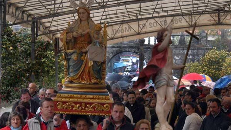 Un momento de la procesión, con la imagen de la Virgen, en el atrio del monasterio.