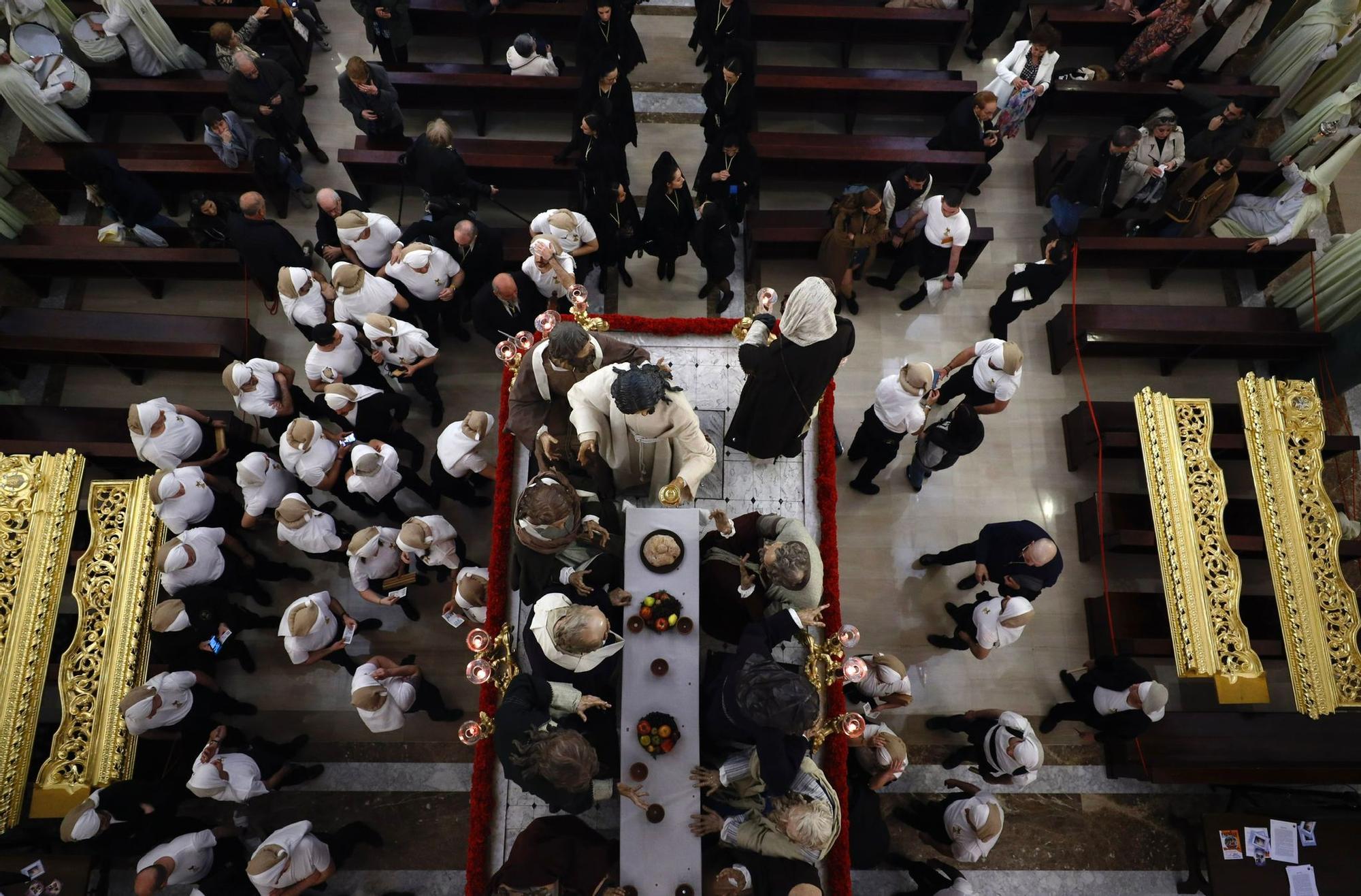 En imágenes | La Cofradía de la Institución de la Sagrada Eucaristía recorre las calles de Zaragoza el Jueves Santo