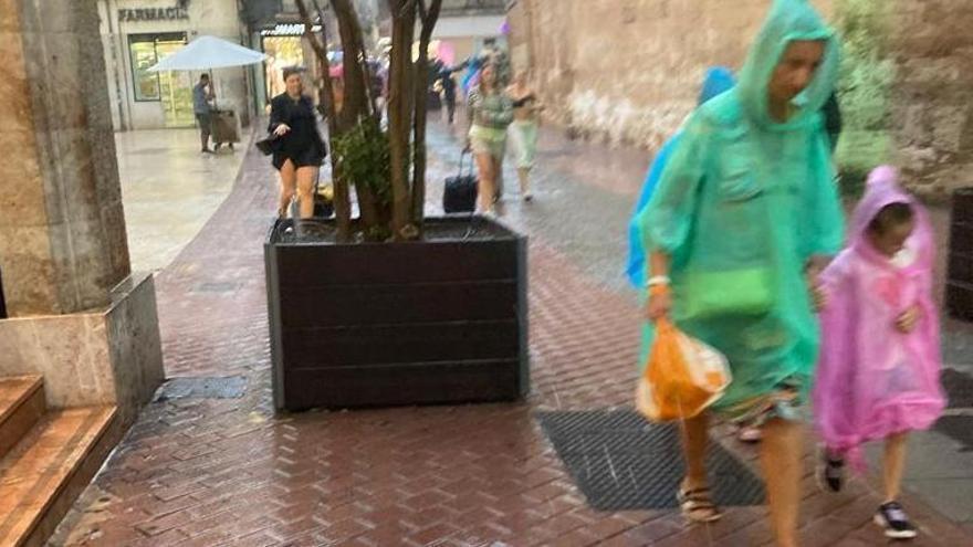 El tiempo en Mallorca: Las intensas lluvias provocan numerosos incidentes en Palma
