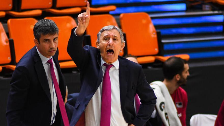 Pesic dirigint el Barça en la final perduda davant el Kirolbet Baskonia