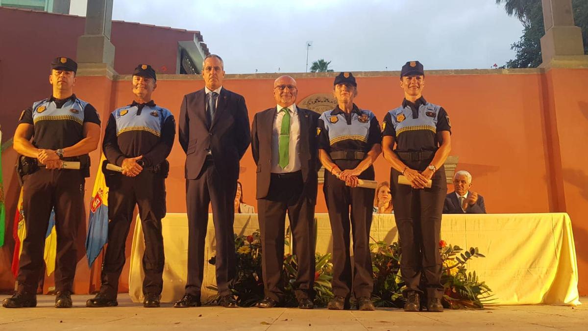 El alcalde, junto a los agentes de la Policía Local de Santa Brígida homenajeados.