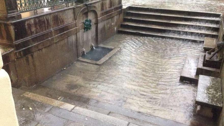 La fuente de As Burgas, inundada durante las lluvias del pasado 6 de octubre. // FdV