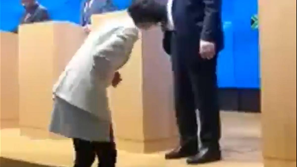 El lío con los zapatos. Juncker se va de una rueda de prensa por llevar un zapato de cada color