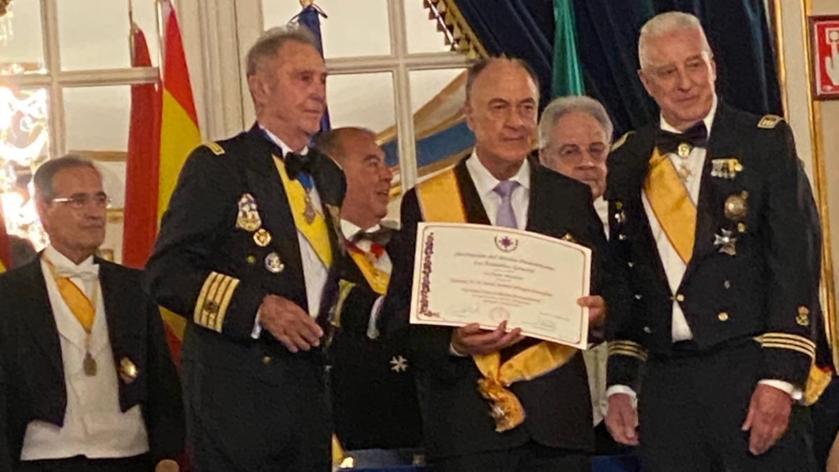 Jesús Santos Villagrá, en el centro, durante la ceremonia.