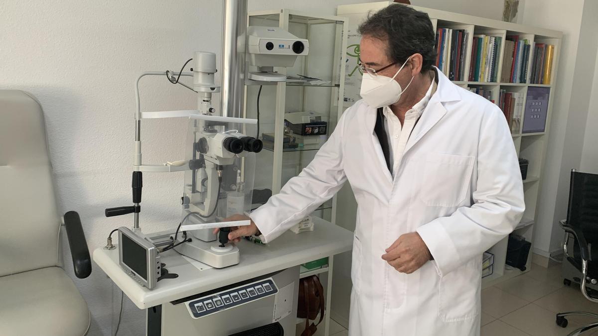 El doctor Enrique Chipont, director médico de Oftálica Clínica Oftalmológica de Alicante.